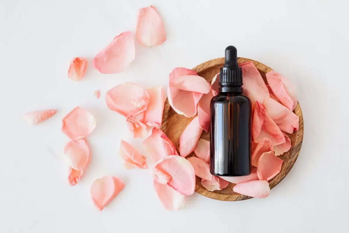 Aromatic oil with pink flower petals for spa and relaxation.