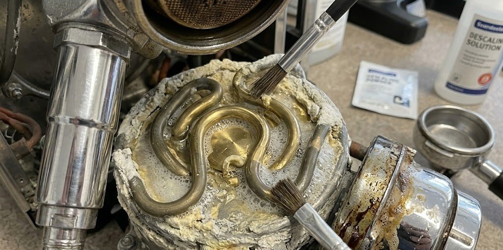 Descaling coffee machine