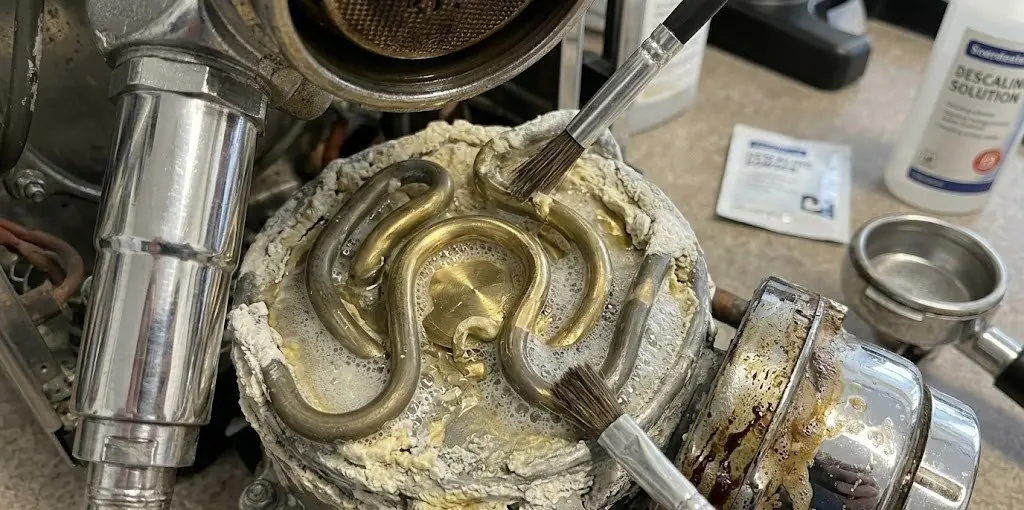 Descaling coffee machine